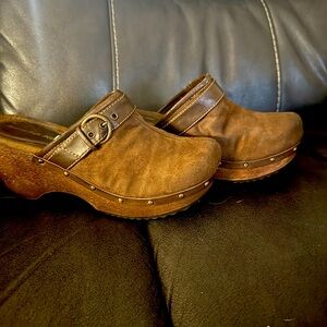 American Eagle brown clogs